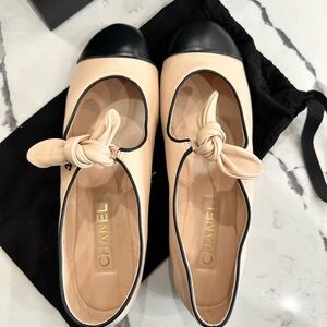 CHANEL Two-Tone Beige and Black Flats Bow Cap Mary Jane